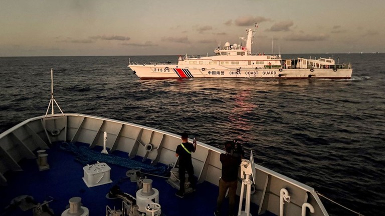 南シナ海で補給任務に向かうフィリピン沿岸警備隊の船舶の進路を塞ぐ中国海警局の艦船/Adrian Portugal/Reuters
