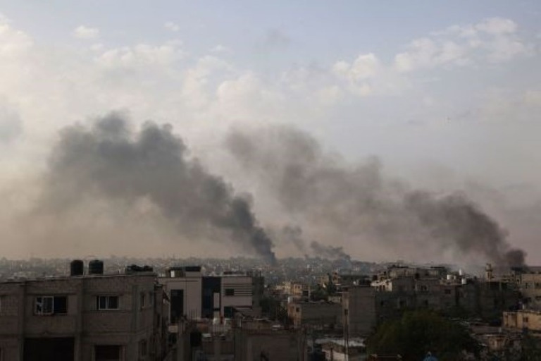 イスラエル軍による攻撃後、ガザ地区南部ラファから立ち上る煙＝５月２８日/Eyad Baba/AFP/Getty Images