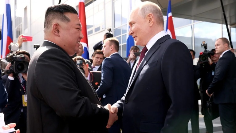 握手を交わすロシアのプーチン大統領と北朝鮮の金正恩（キムジョンウン）総書記＝２０２３年9月、ロシア・アムール州/Kremlin Press Office/Handout/Anadolu Agency/Getty Images/File