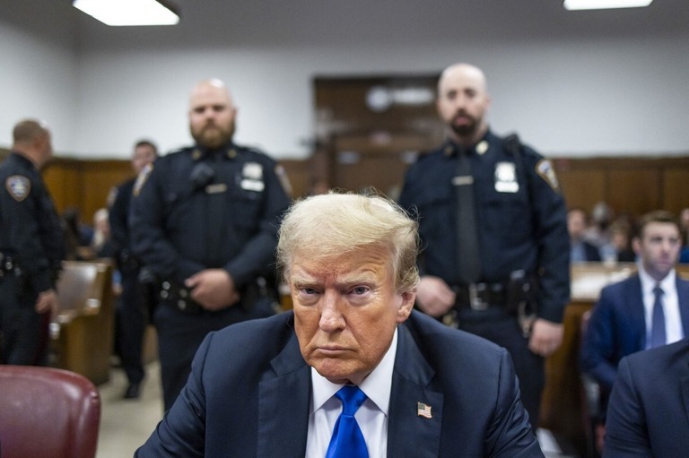 出廷したトランプ前米大統領＝５月３０日、米ニューヨーク市マンハッタン/Justin Lane/Pool/AFP/Getty Images