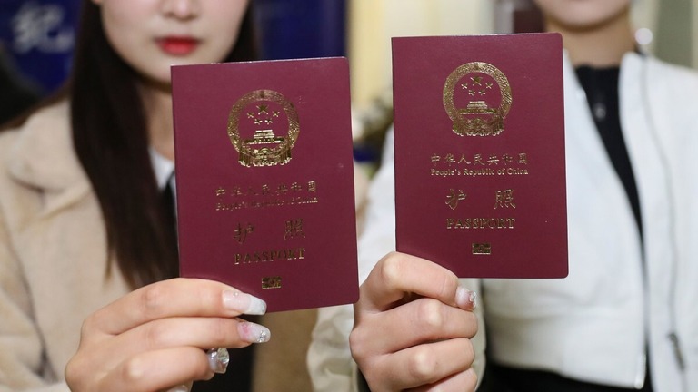 中国人のパスポート＝２０２３年２月、中国東部江蘇省淮安/CFOTO/Future Publishing/Getty Images