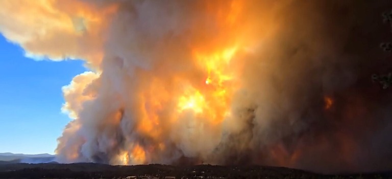 米ニューメキシコ州リンカーン郡ルイドソの山火事＝１７日/Courtesy Jesus Figueroa