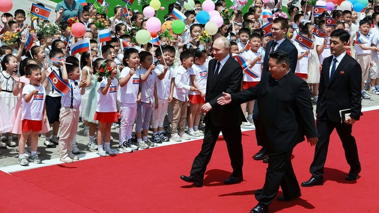 平壌中心部の金日成広場で歓迎式典に臨むプーチン大統領と金正恩総書記/Vladimir Smirnov/Sputnik/Pool/Reuters