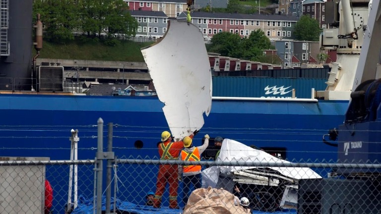 タイタニック号の残骸近くの海底から引き上げられた潜水艇「タイタン」の破片/Paul Daly/The Canadian Press/AP