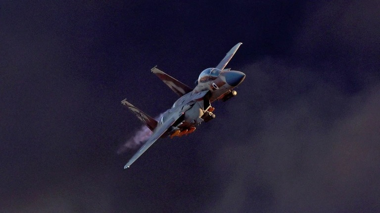 イスラエル南部のネゲブ砂漠の基地で空軍パイロットの卒業式中に飛行するＦ１５機/Jack Guez/AFP/Getty Images/File