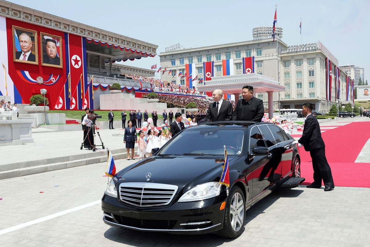 歓迎式典を終えて退場する北朝鮮の金正恩（キムジョンウン）総書記とロシアのプーチン大統領＝１９日、平壌の金日成広場/Gavriil Grigorov/Pool/AFP/Sputnik/Getty Images 