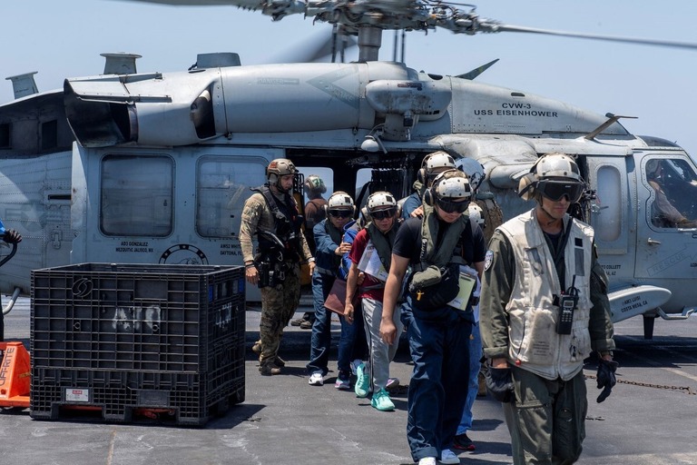 「ＭＶチューター」から救出された船員＝１５日/U.S. Naval Forces Central Command/Reuters