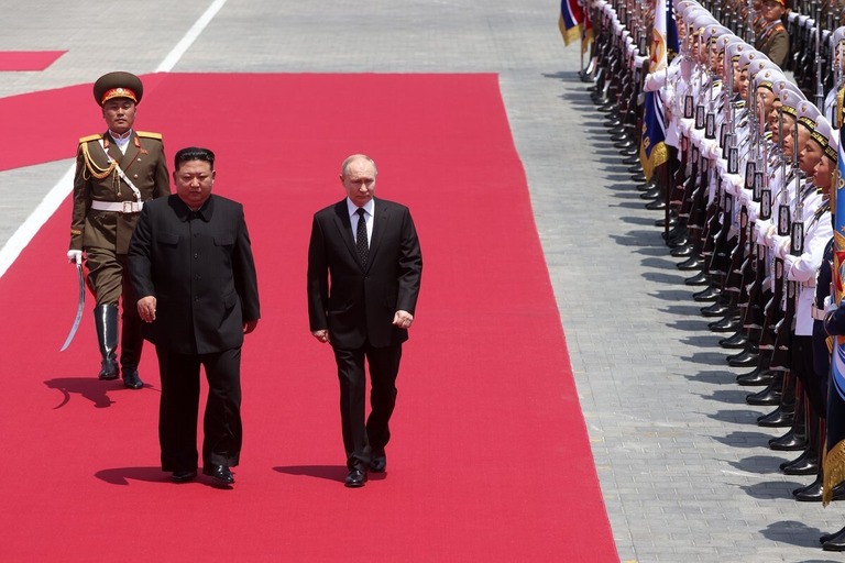 歓迎式典に出席するロシアのプーチン大統領と北朝鮮の金正恩（キムジョンウン）総書記（左）＝１９日、北朝鮮平壌/Stringer/Getty Images