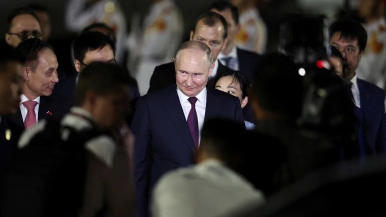 ノイバイ国際空港に到着したロシアのプーチン大統領＝ベトナム首都ハノイ/Athit Perawongmetha/Reuters
