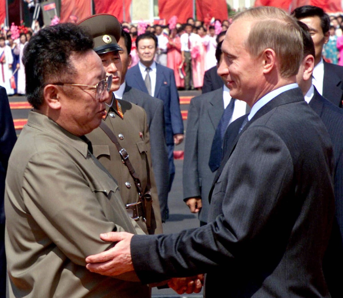 平壌に到着し、北朝鮮の金正日（キムジョンイル）総書記と握手するロシアのプーチン大統領（右）＝２０００年７月１９日/ITAR-TASS/AP 