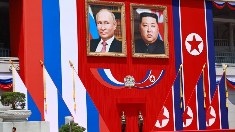 プーチン氏の訪朝時に平壌で掲げられた北朝鮮、ロシア両首脳の肖像画/GAVRIIL GRIGOROV/AFP/POOL/AFP via Getty Images