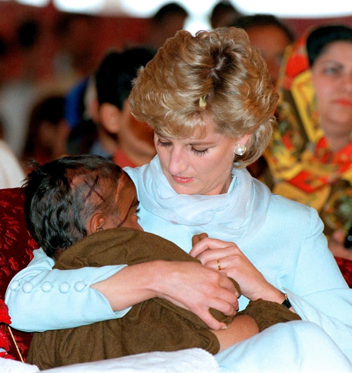病院訪問中に子どもをなぐさめるダイアナ元妃＝１９９６年４月、パキスタン・ラホール/Anwar Hussein