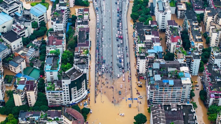 洪水で冠水した住宅や樹木の空撮映像/VCG/Getty Images