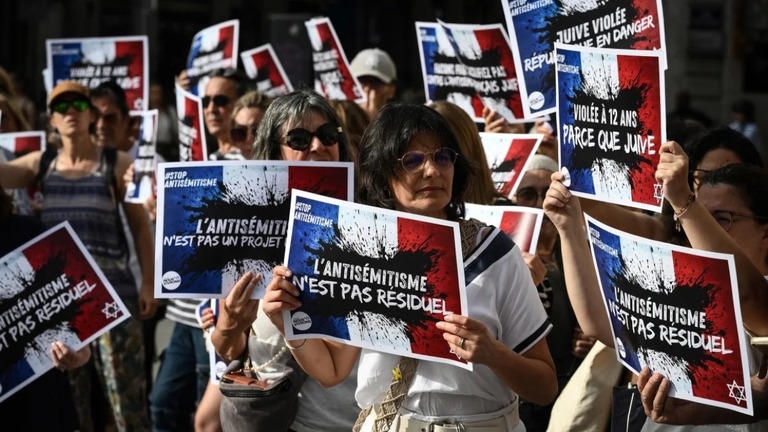 １２歳少女の集団レイプ疑惑に抗議し、仏リヨンの集会に集まった人々/Jean Philippe-Ksiazek/AFP/Getty Images