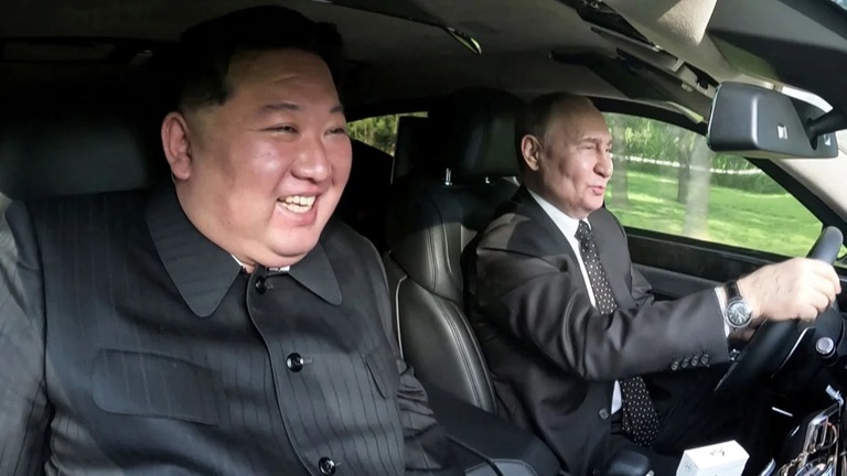 ロシア製リムジン「アウルス」に乗るロシアのプーチン大統領と金正恩総書記（手前）＝北朝鮮・平壌/ KCNA/Reuters