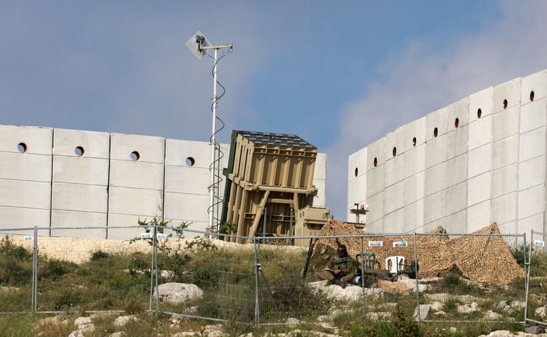 防空システム「アイアンドーム」の砲台＝４月１５日、イスラエル・エルサレム近郊/Menahem Kahana/AFP/Getty Images