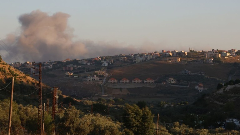 イスラエル軍による攻撃後、レバノン南部で立ち上る煙＝６月２１日撮影/Ramiz Dallah/Anadolu/Getty Images