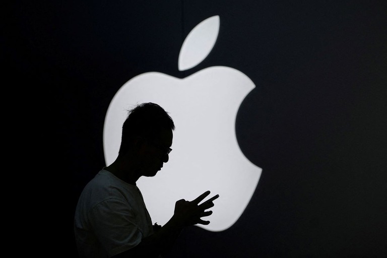 チャットＧＰＴが中国で禁止されていることは、中国市場で苦戦する米アップルにとって新たな難題となっている/Aly Song/Reuters