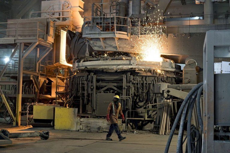 米インディアナ州の工場で稼働する電気アーク炉＝２０１８年４月/Daniel Acker/Bloomberg/Getty Images