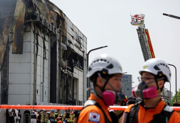 ２４日、火災が発生したリチウム電池工場で対応に当たる消防当局/Kim Hong-Ji/Reuters