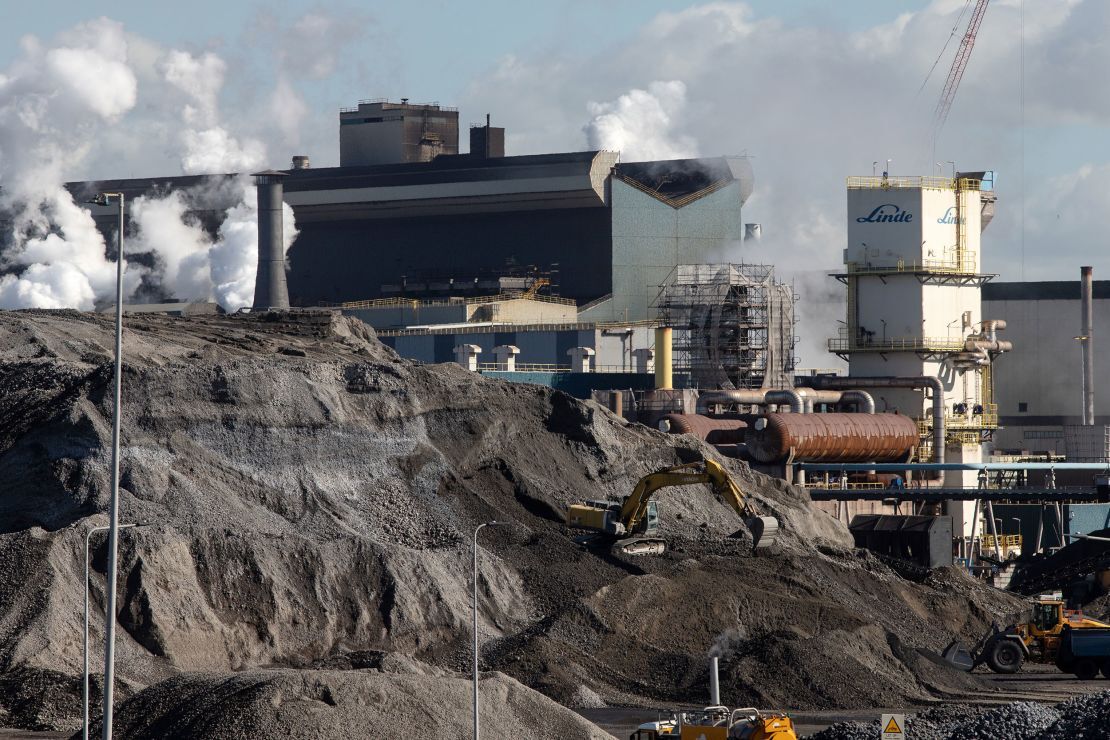 製鉄工場の外に置かれた石炭＝２０２３年３月、オランダ/Peter Boer/Bloomberg/Getty Images