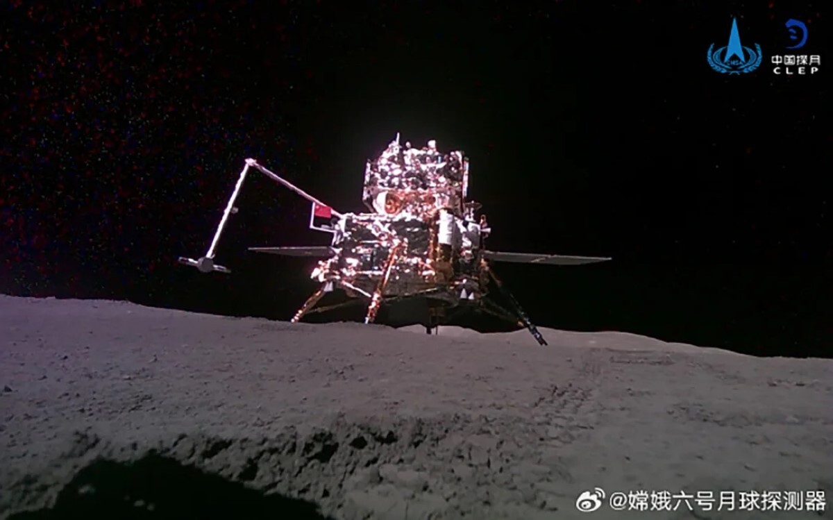 「嫦娥６号」が中国国旗を掲げる様子/Chang'e 6 lunar rover/Weibo