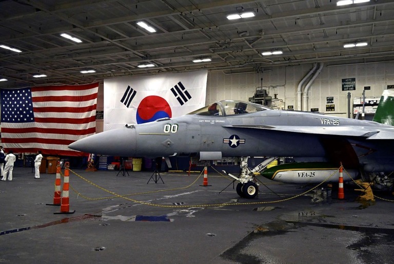 ２２日、釜山に停泊中の米海軍空母「セオドア・ルーズベルト」の格納庫に駐機するＦ／Ａ－１８戦闘機/Song Kyung-Seok/Pool/AFP/Getty Images 