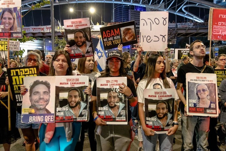 人質の解放を求める家族や支援者ら＝イスラエル・テルアビブ/Faiz Abu Rmeleh/Middle East Images/AFP/Getty Images