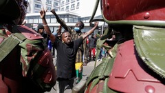 デモ隊と警察が衝突して５人死亡、増税法案に反発　ケニア首都