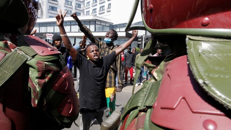警官隊と対峙するデモ参加者＝２５日、ケニア首都ナイロビ/Monicah Mwangi/Reuters