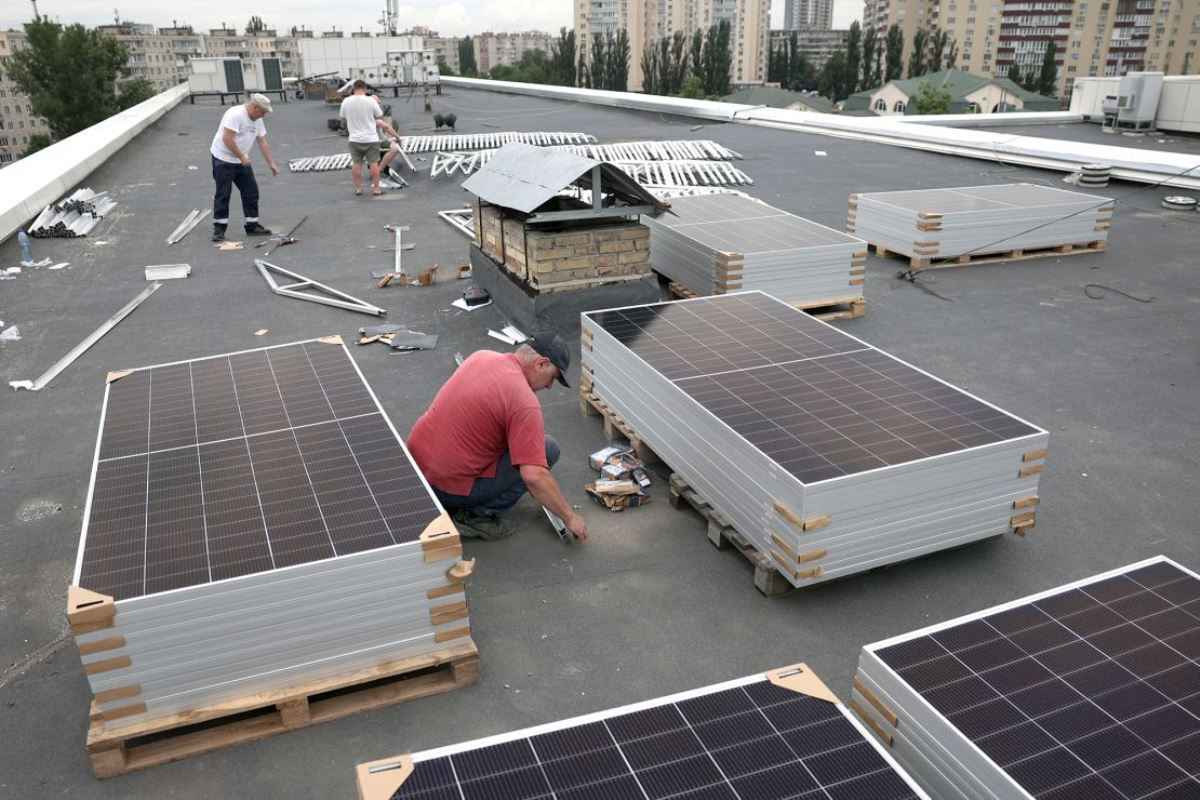 太陽光発電の利用などを政府も推奨している/Anatolii Stepanov/AFP/Getty Images