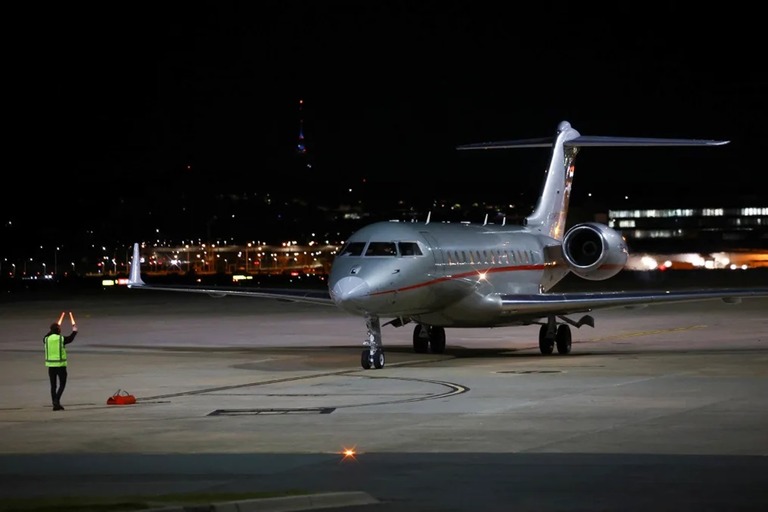 ジュリアン・アサンジュ氏を乗せたプライベートジェット機＝２６日、オーストラリア・キャンベラ/Edgar Su/Reuters