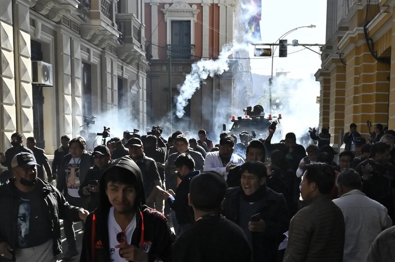 ムリリョ広場の人々へ向け軍部隊が催涙ガスを発射した＝２６日、ボリビア・ラパス/Aizar Raldes/AFP/Getty Images