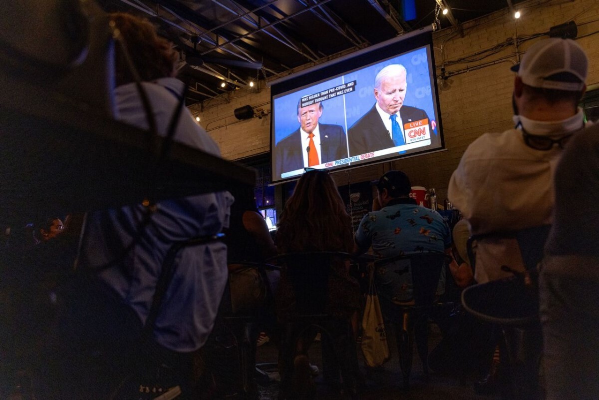 米首都ワシントンで討論会を視聴する人々/Tristen Rouse/CNN