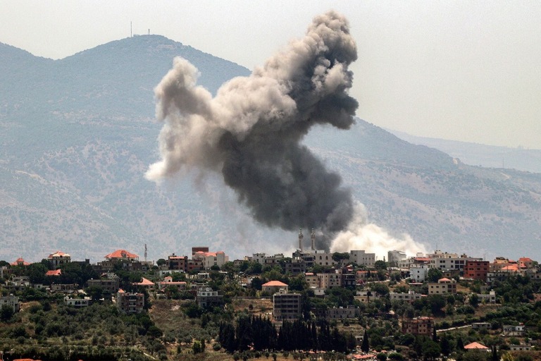 砲撃を受け煙が立ち上るレバノン南部のキアム村＝１９日/Rabih Daher/AFP/Getty Images