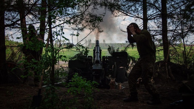 ウクライナ東部ハルキウ州の戦場で砲撃を行うウクライナ軍の兵士/Getty Images