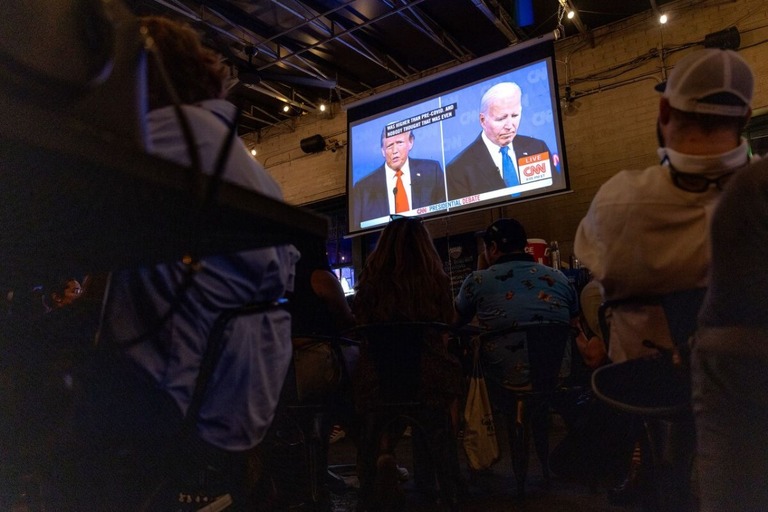 視聴パーティーで大統領選討論会の様子を見守る人々＝２７日、米首都ワシントン/Tristen Rouse/CNN