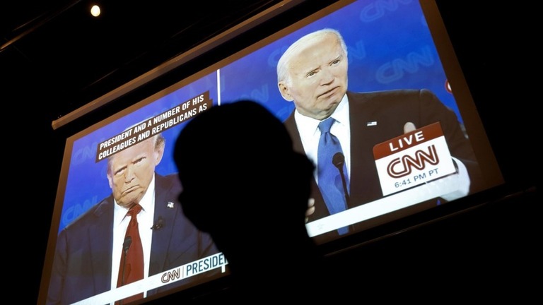 ユニオンパブで大統領選討論会を視聴する人物＝２４日、ワシントン/Tristen Rouse/CNN