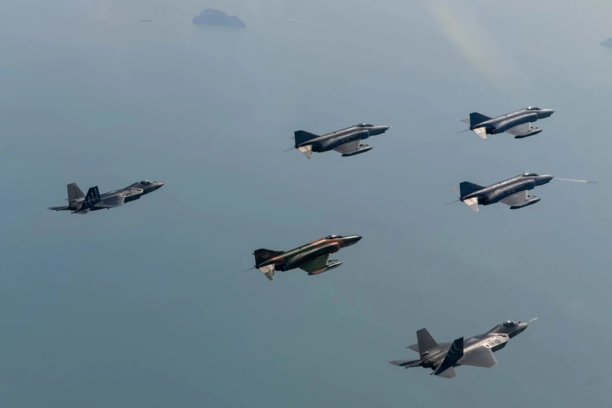 ＫＦ２１戦闘機２機と編隊を組んで飛ぶ韓国のＦ４戦闘機/South Korean Air Force
