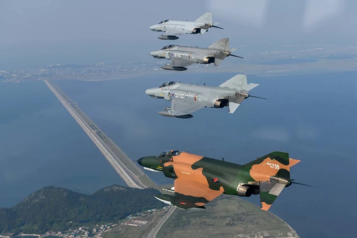 編隊を組んで飛ぶ４機のＦ４戦闘機/South Korean Air Force