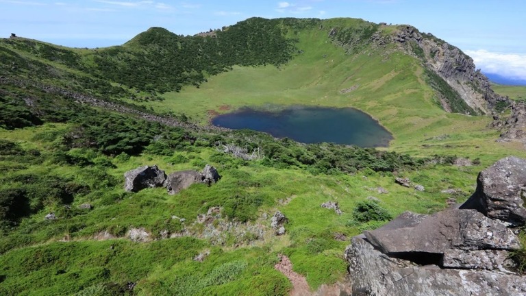 韓国・済州島に位置する同国最高峰の漢拏（ハルラ）山/Yonhap/EPA/Shutterstock