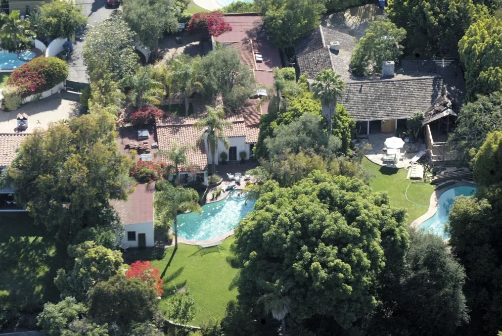 モンローの終のすみかとなった邸宅の空撮画像/Mel Bouzad/Getty Images