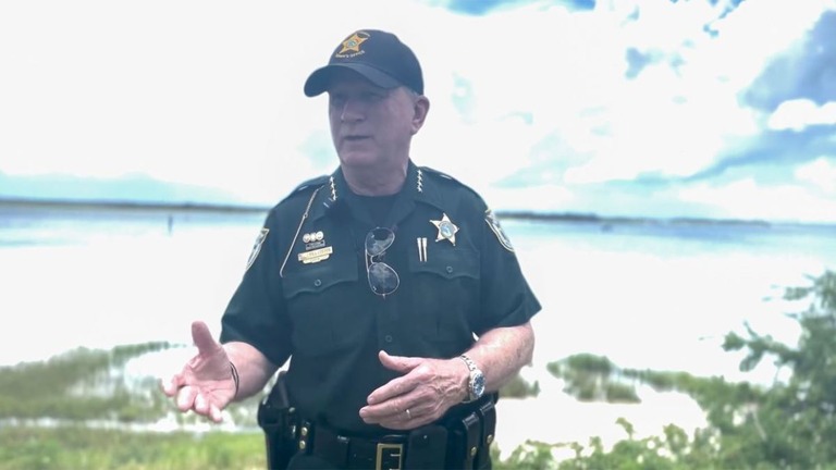 サメに噛まれた男性について説明する保安官/Nassau County Sheriff's Office