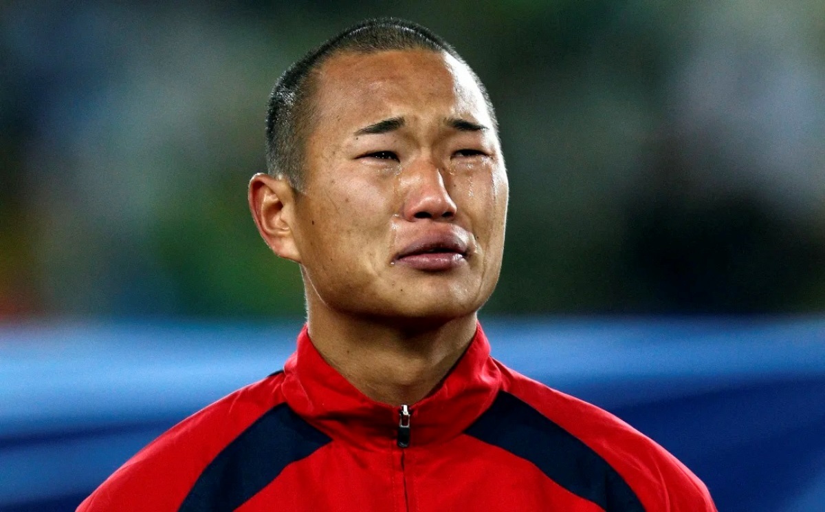 北朝鮮の国歌斉唱中に涙を流す鄭大世氏＝２０１０年/Carl Recine/Action Images/Reuters
