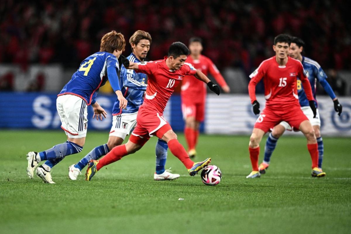 サッカーＷ杯のアジア予選で対戦した日本代表と北朝鮮代表＝３月/Philip Fong/AFP/Getty Images