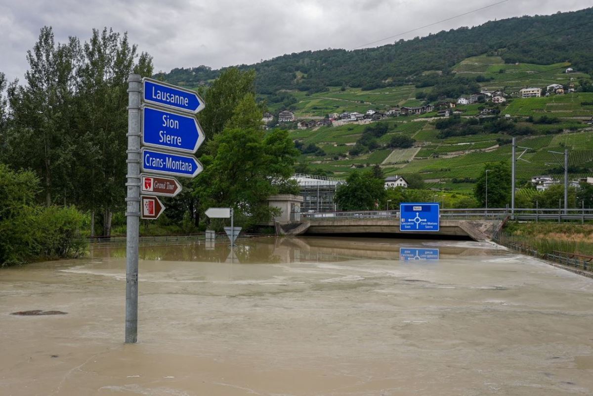 冠水した道路＝３０日、スイス西部シエル/Boris Heger/AFP/Getty Images
