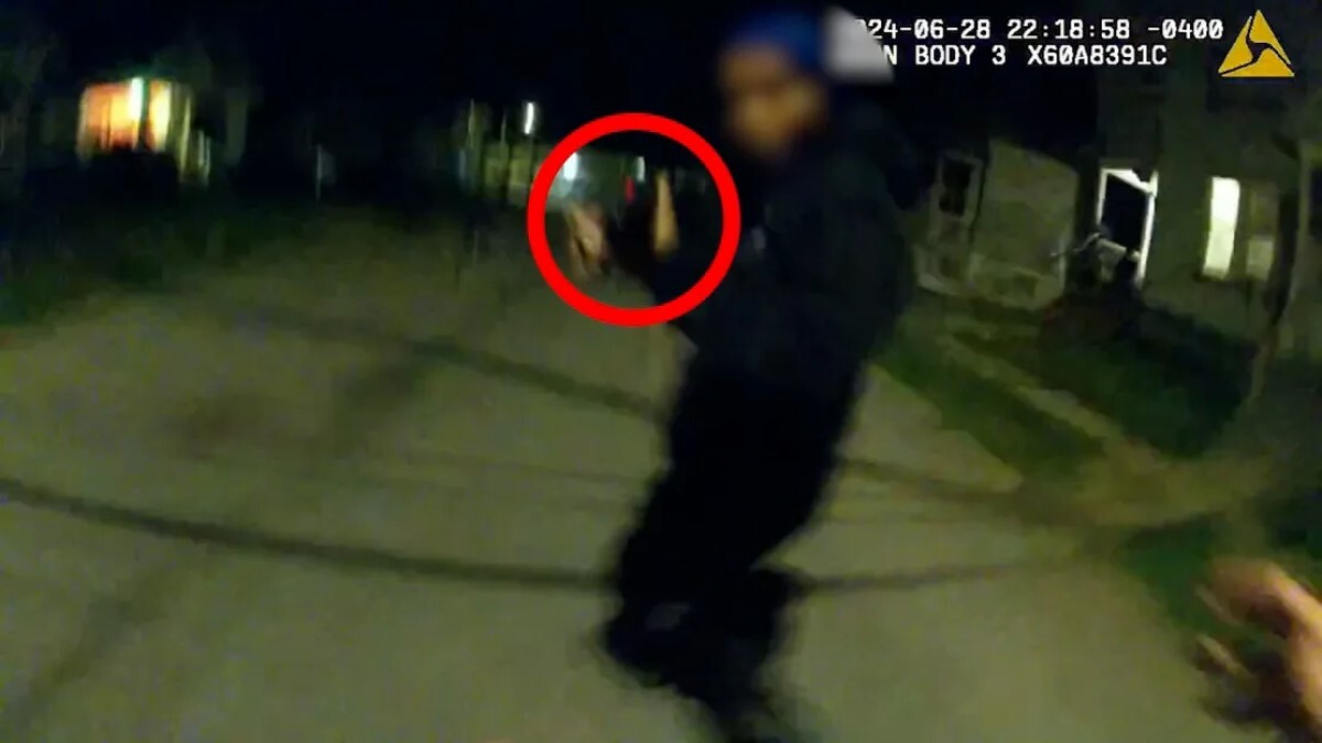 警察が公開したボディーカメラの映像から取った静止画。少年はレプリカの銃を警官に向けているように見える/City of Utica, New York Police Department