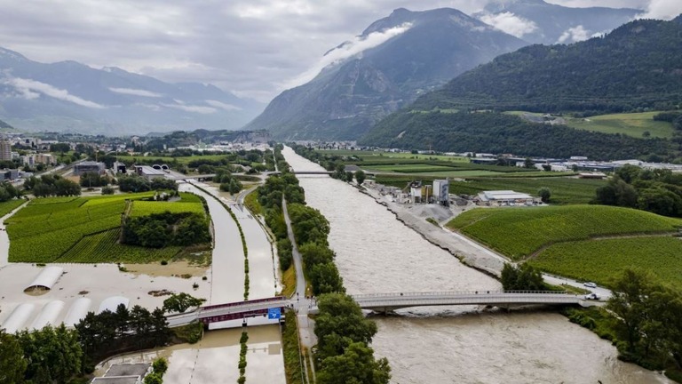 スイス南部で川が氾濫し、大規模な洪水が発生した/Jean-Christophe Bott/EPA-EFE/Shutterstock
