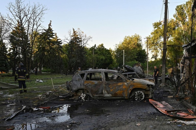 ロシアによるミサイル攻撃を受けたウクライナ南部ザポリージャ州の町ビリニャンシクで対応に当たる警察と消防当局/Reuters