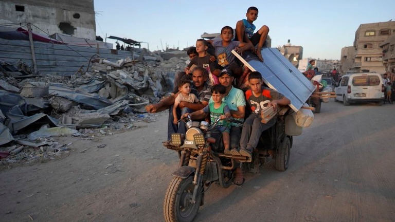 イスラエル軍からの避難指示を受けてハンユニスを離れるパレスチナの人々＝１日/Bashar Taleb/AFP/Getty Images